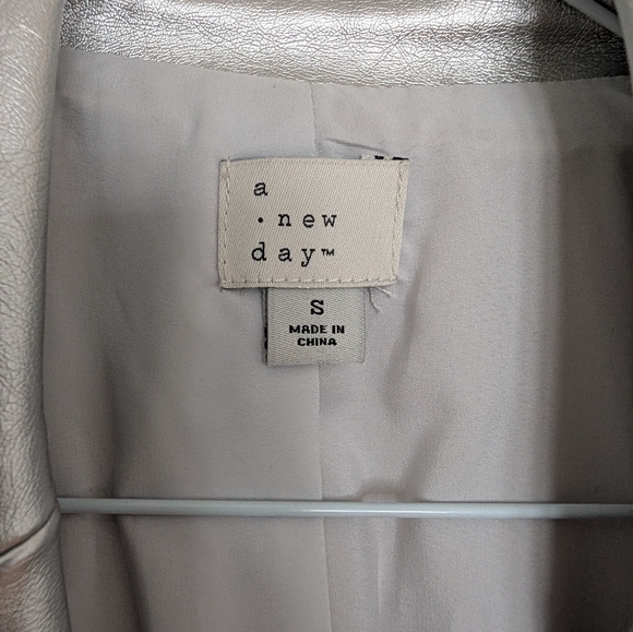 Metallic Silver Blazer - Picture 3 of 3